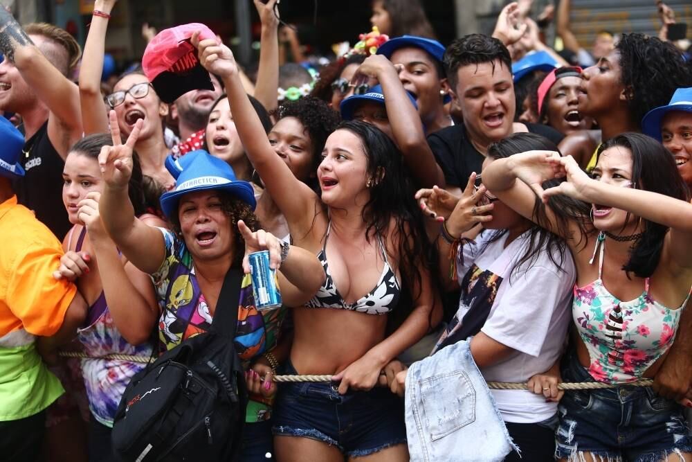 Uma multidão se reuniu para acompanhar o bloco com hits da funkeira