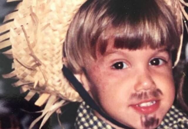 Esse carinha está de bem com a vida, só curtindo a festa e tirando fotos. Você consegue imaginar esse charmoso garotinho na fase adulta ?