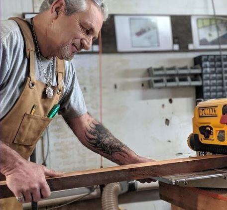 A equipe faz dezenas de móveis