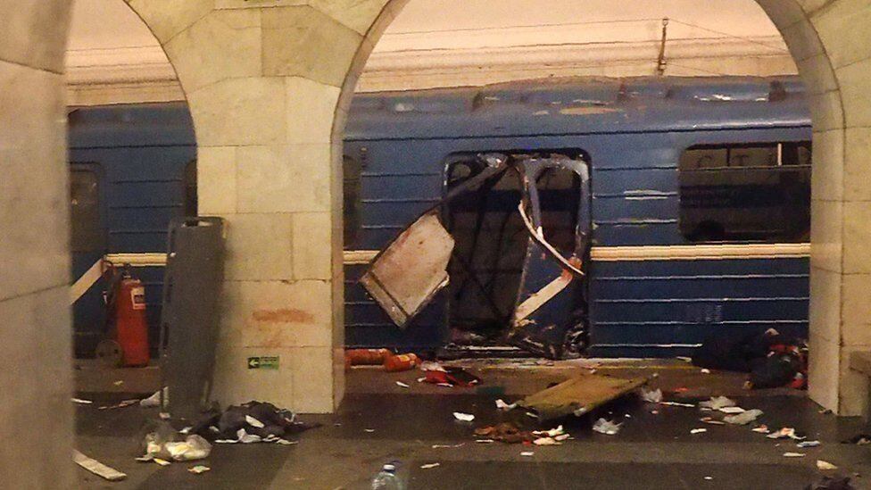 Um atentado terrorista no metrô de São Petersburgo deixou 14 mortos e mais de 50 feridos nesta segunda-feira (3). A explosão ocorreu entre duas estações da Linha Azul - Sennaya Ploschad e Tekhnologitchesky Institut. Outra bomba caseira foi desativada pelo esquadrão antibomba na Estação de Metrô Ploschad Vosstania, em frente à principal estação ferroviária da cidade (Moskovskiy)