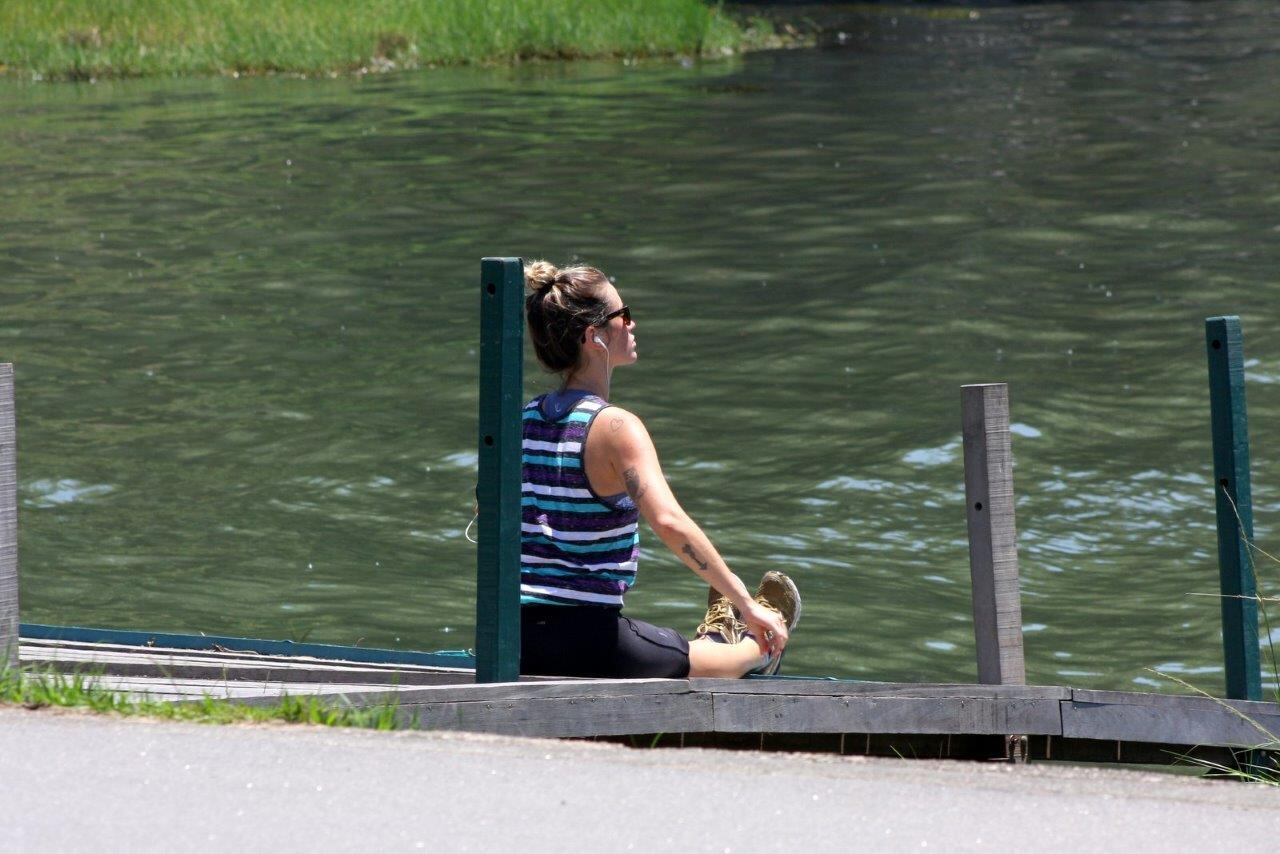 Juliana Didone foi fotografada se exercitando em meio a natureza nesta quarta-feira (4)