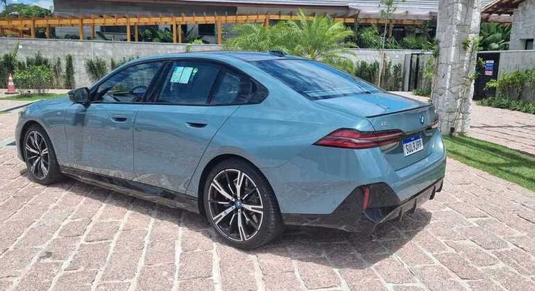 Rodas são de 20 polegadas com acabamento esportivo