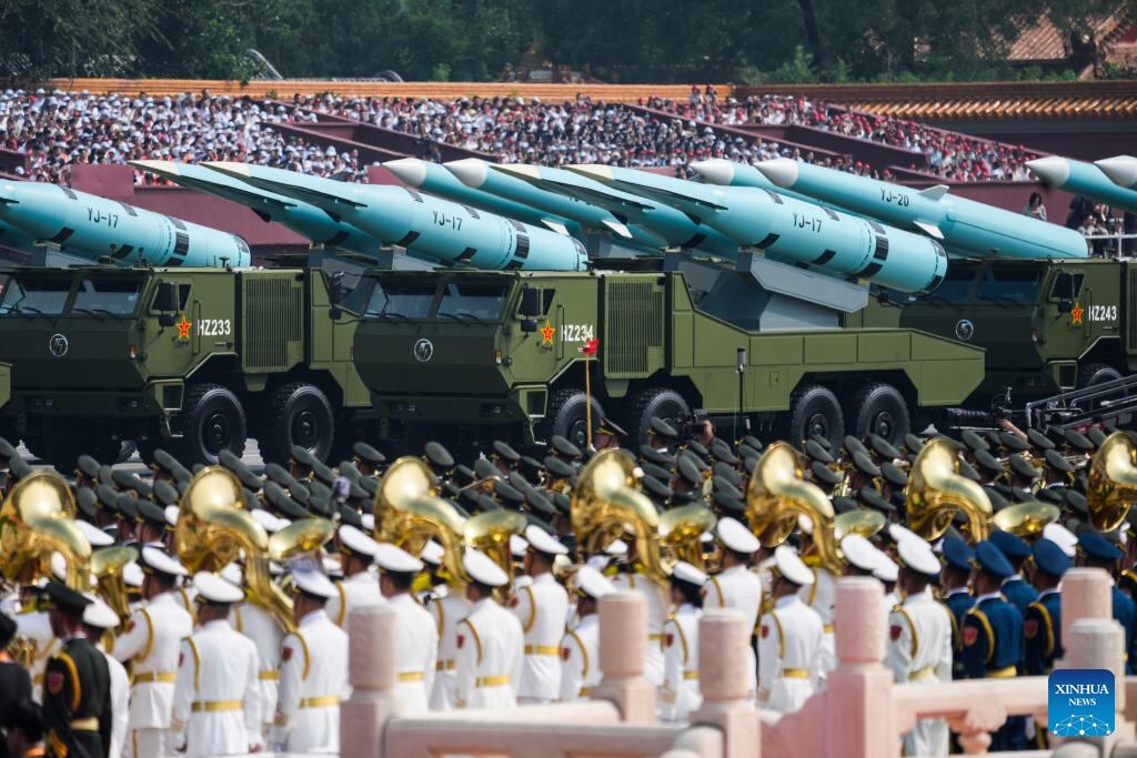 Formação de mísseis antinavio participa de um desfile militar em Pequim, capital da China, em 3 de setembro de 2025