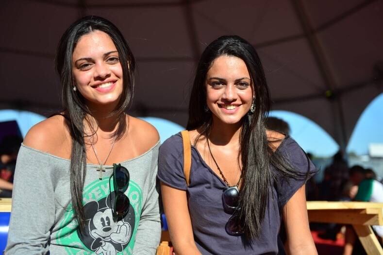 Gêmeas,
Isis e Iris querem curtir o Muse, a Lorde e o Imagine Dragons. As duas só vão
curtir o sábado e estão satisfeitas com a estrutura do festival
