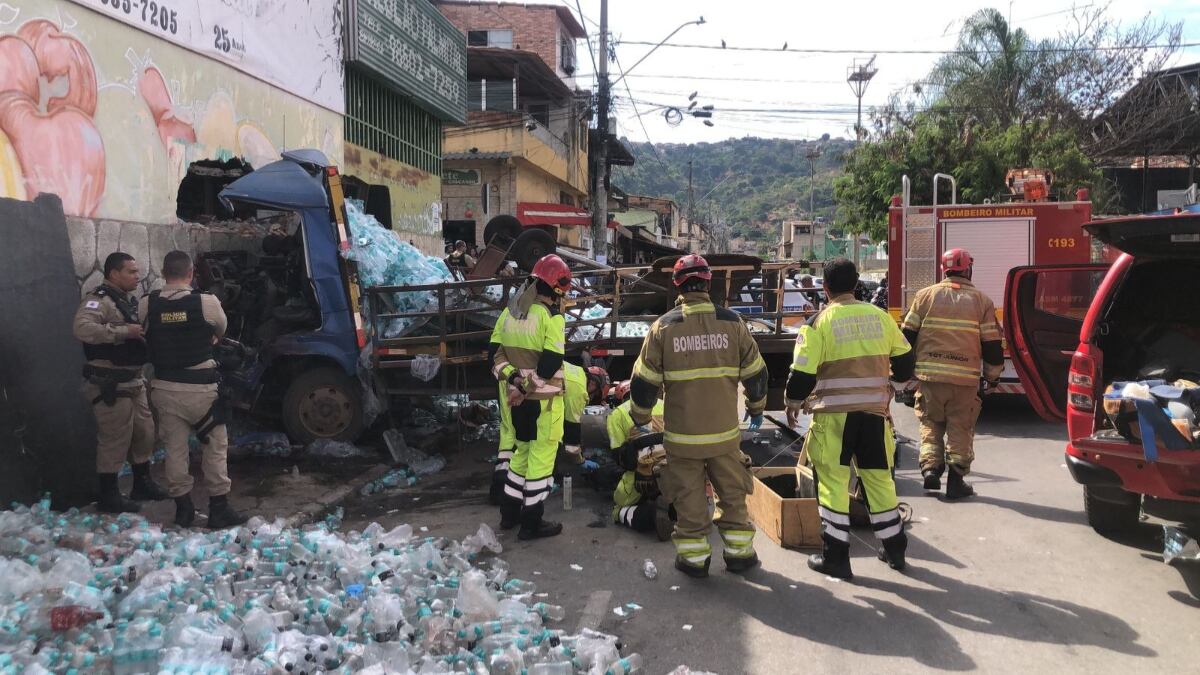 Acidentes envolvendo caminhão e ambulância do SAMU deixam dois mortos e um ferido em Santa Luzia (MG)