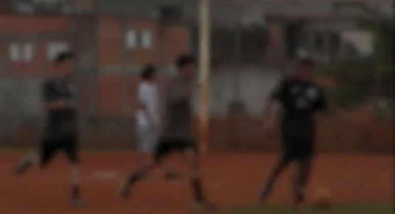 Crianças encontraram o corpo no matagal durante partida de futebol na zona leste de SP