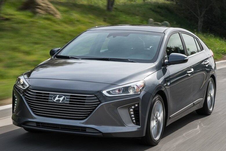 4°Cinza — Muito usada em marcas como BMW e Mercedez-Benz, o cinza, ou chumbo, tem grande destaque na maior parte do mundo. No Reino Unido ela é extremamente do gosto popular, contabilizando 12,2% de toda frota nacional. No Brasil não é diferente, o cinza sempre fica no top 5 dos favoritos; ultimamente ultrapassou o vermelho que já foi unanimidade entre as três primeiras