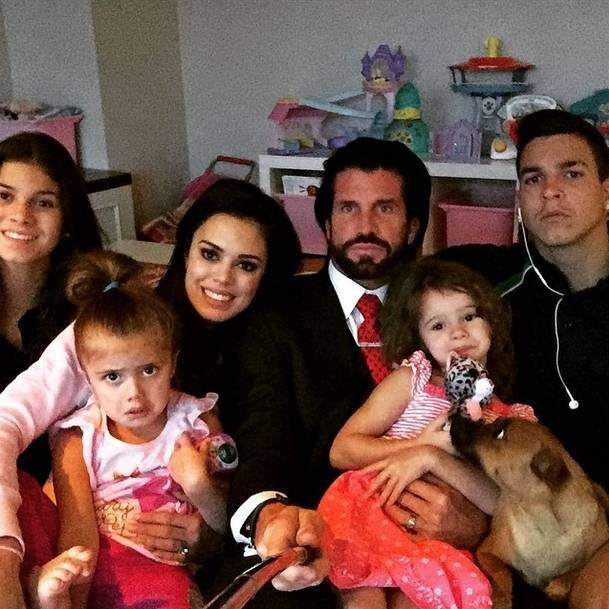 As fotos, claro, ganharam um destaque na web, muito pelo fato do ricaço ser casado e ter quatro filhos