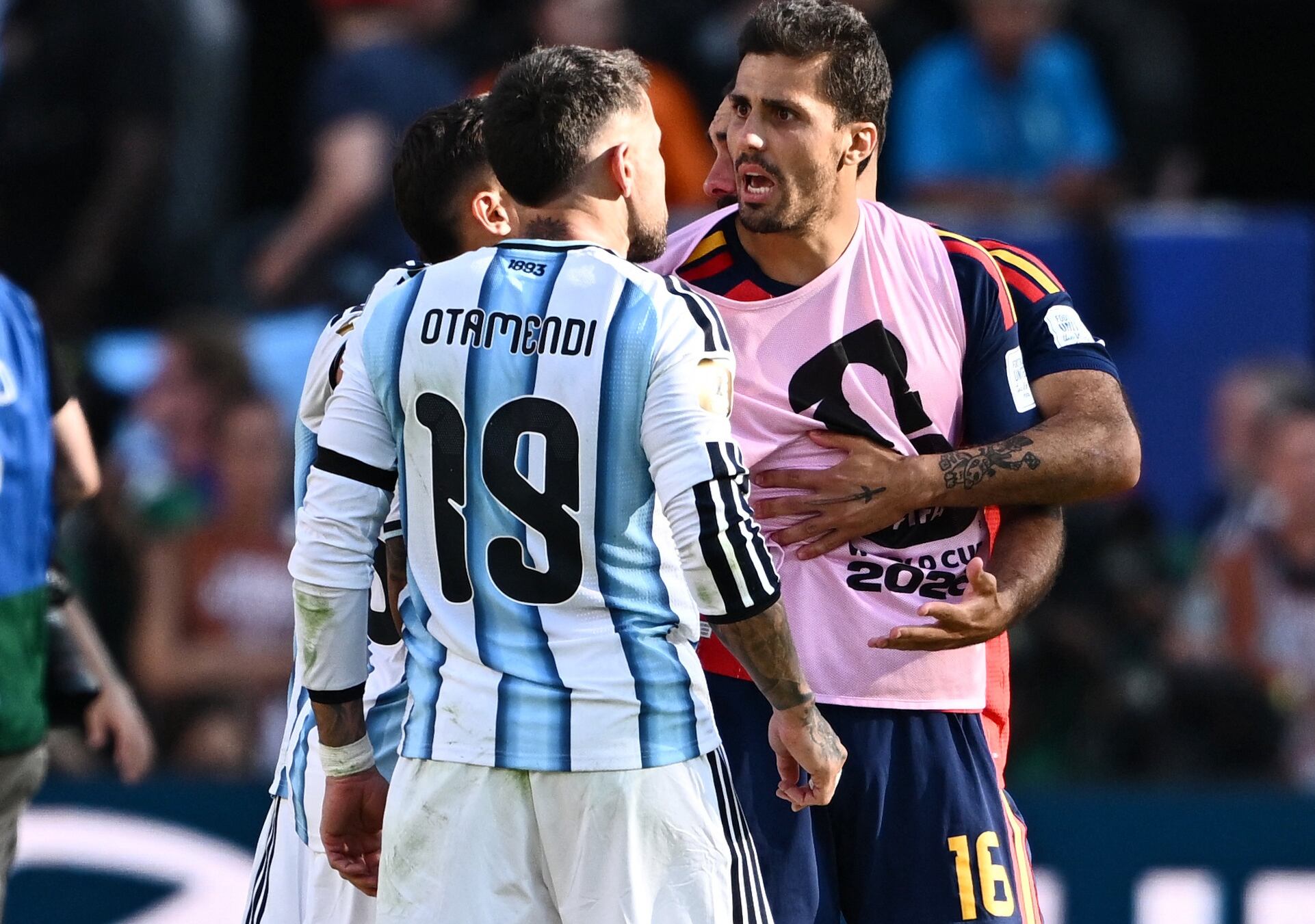Jogadores discutem de forma ríspida durante partida de futebol