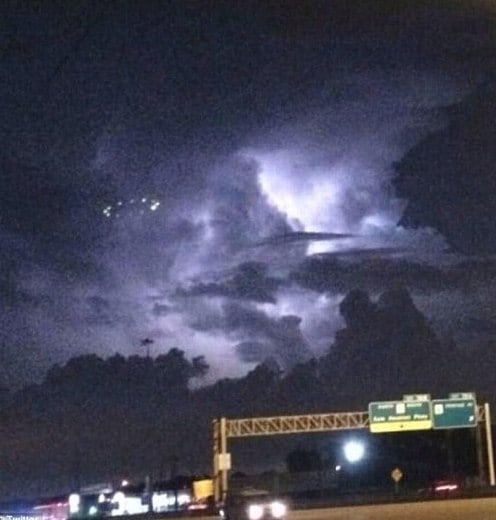 Se apareceram tantos aliens e as naves em que eles teriam desembarcado na Terra? Não faltaram, como dizem os ufólogos, "avistamentos" Esse estranho objeto apareceu flutuando no céu de Houston, no Texas, e deixou os americanos assombrados. Centenas de pessoas fizeram imagens e postaram nas rede sociais 