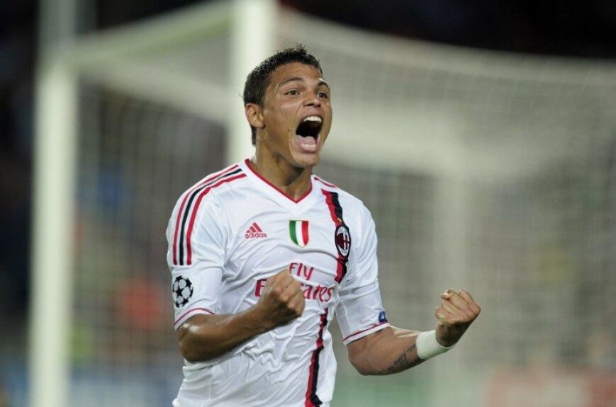 O 'monstro' Thiago Silva teve passagem marcante pelo Milan. Querido pelos torcedores por sua entrega e eficiência em campo, o zagueiro acabou deixando o clube após um momento de crise financeira dos italianos. Vestiu a camisa rossonera entre 2009 e 2012, disputando 119 jogos e marcando 6 gols. Conquistou o Campeonato Italiano (2010–11) e a Supercopa da Itália (2011) (Foto: JOSEP LAGO / AFP)
