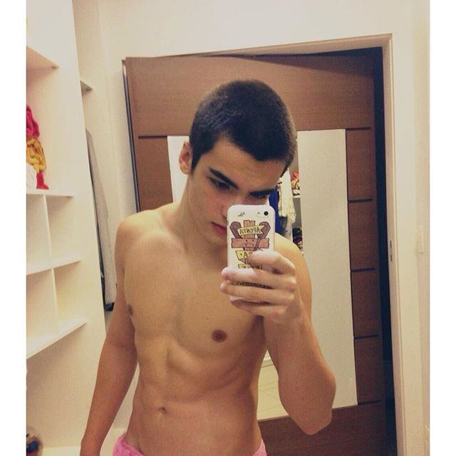 R7 — Como foi a sua preparação para o papel? Foi tranquilo para você raspar a cabeça?

José Victor Pires — Está sendo uma experiência diferente pelo estilo de roupa e até pela maquiagem, mas estou curtindo e aprendendo bastante. Por incrível que pareça, sempre tive a vontade de raspar a cabeça, mas por conta de outros trabalhos tinha receio em raspar. Acabou que esse trabalho caiu como uma luva!
