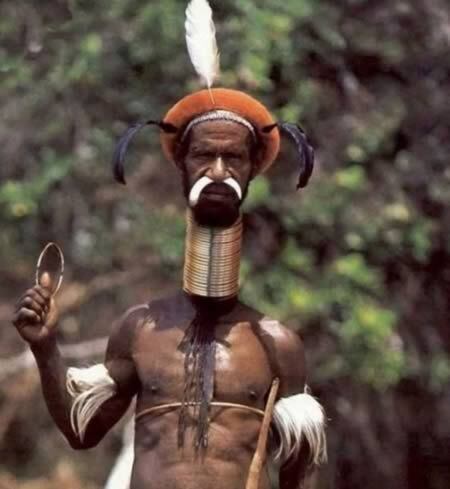 Por conta da  cultura, esse senhor ficou com um pescoço de girafa
