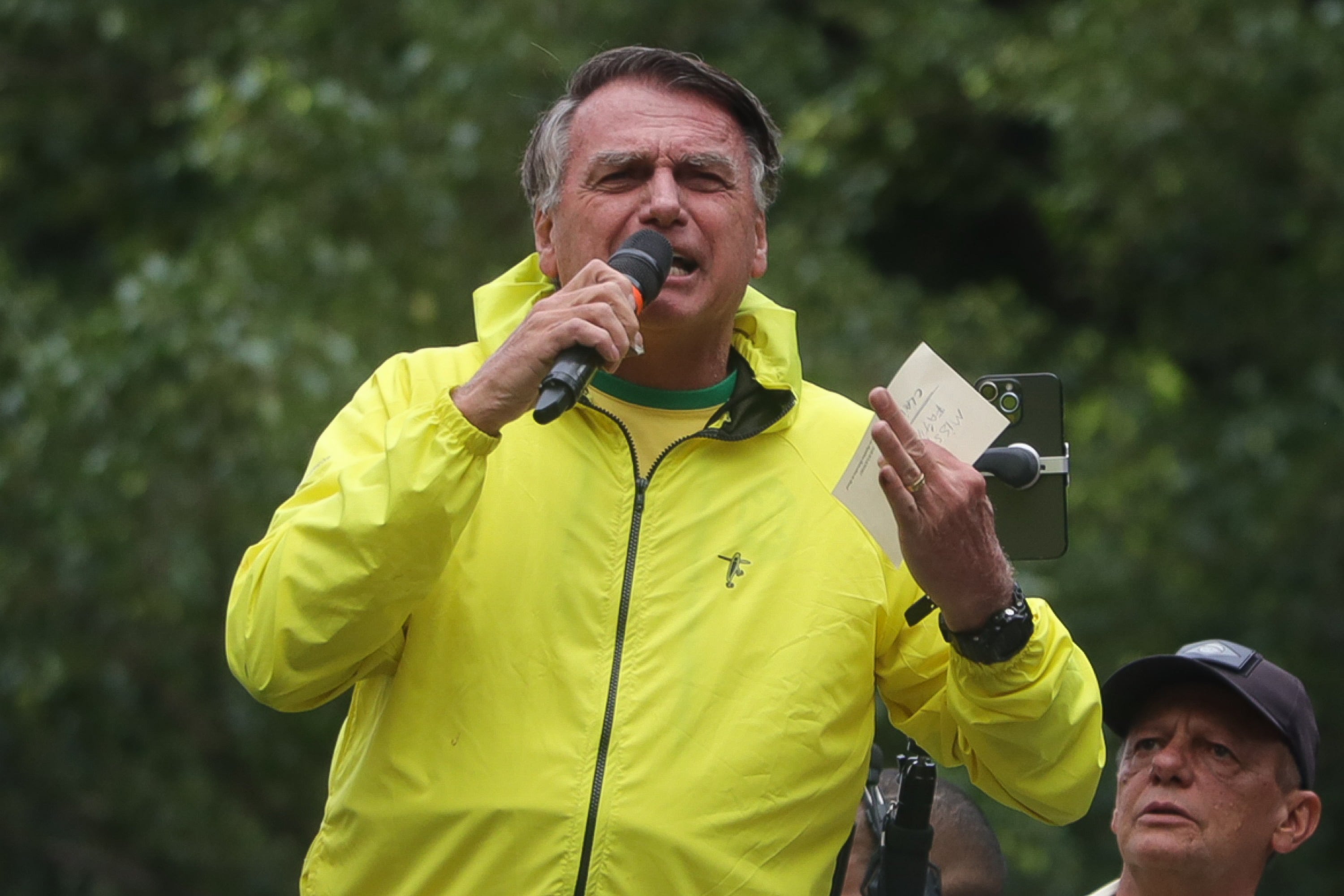 SP - BOLSONARO/PRISÃO/PF/ARQUIVO - POLÍTICA - Foto de arquivo de 06/04/2025  do ex- presidente Jair Bolsonaro durante  ato da   direita na Avenida Paulista, região do centro sul de São Paulo. Bolsonaro foi   preso na manhã de sábado, 22 de novembro de 2025, pela Polícia Federal, em   Brasília. Na decisão em que determinou sua prisão, o ministro do Supremo Tribunal   Federal (STF), Alexandre de Moraes, disse que o ex-presidente violou uso de   tornozeleira eletrônica e tinha "elevado risco de fuga". A decisão ainda não marca   o início do cumprimento da pena de reclusão.   06/04/2025 - Foto: GABRIEL SILVA/RASPRESS/ESTADÃO CONTEÚDO