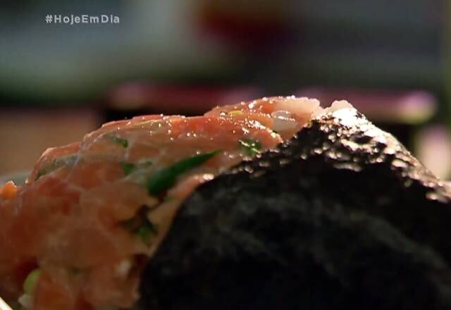 Em época de pandemia, comidas cruas entregues por delivery devem ser evitadas. "Evite sushi, sashimi etc. Mas não deixe de comprar em restaurantes japoneses, já que eles oferecem um cardápio variado com alimentos fritos e cozidos. Então, pode continuar pedindo, sim! Só evite os alimentos crus, ou seja, que não tem o processo térmico", explica Dr. Bactéria.