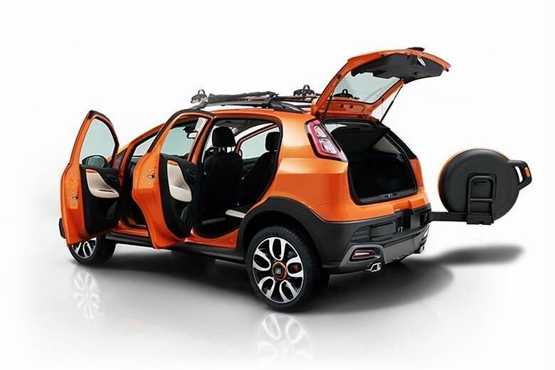 Nesta imagem é possível ver que o suporte do estepe do Punto Avventura é parecido com o da minivan Idea Adventure, com barra de aço fixada no para-choques que se move para fora para permitir a abertura do porta-malas

Saiba tudo sobre carros! Acesse R7.com/carros