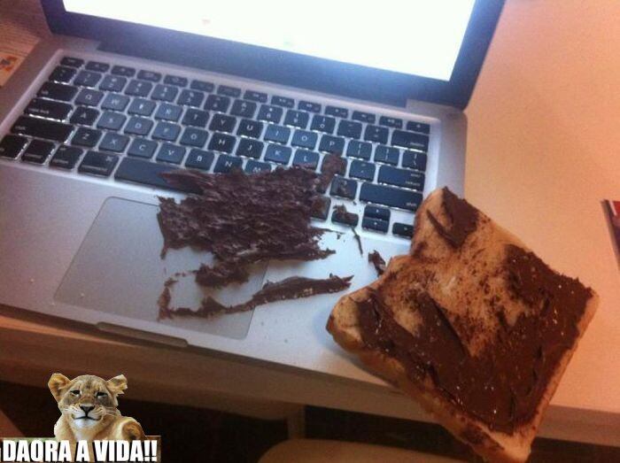 A regra é: sempre vai cair com a parte melecada para baixo!