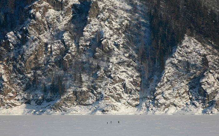 Pessoas andam ao longo do rio congelado Yenisei na cidade ao
sul da Rússia siberiana de Krasnoyarsk