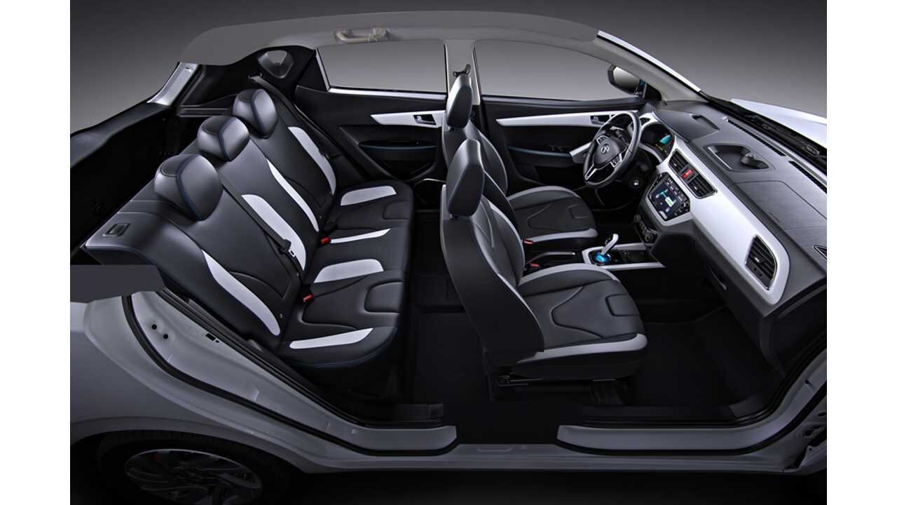 Interior do SUV compacto com perfil arrojado com detalhe para a alavanca de câmbio na cor azul