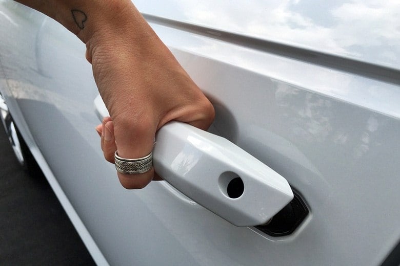 Outro ponto que mudou foi a maçaneta. Agora, basta deslocar para cima, ao invés de puxá-las