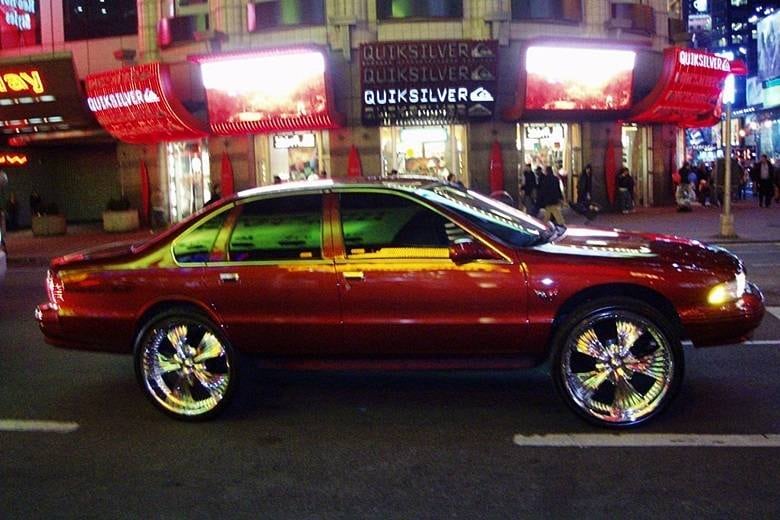 Carros com rodas exageradas