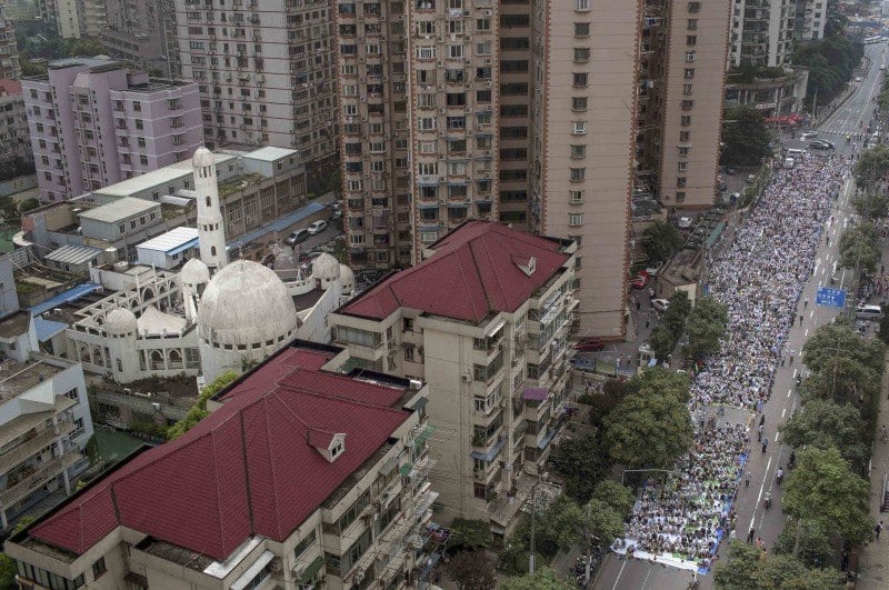 Muçulmanos participam de oração coletiva em rua perto de
mesquita em Xangai, na China, como parte das celebrações de Eid al Fitr, que marca 
fim do Ramadã