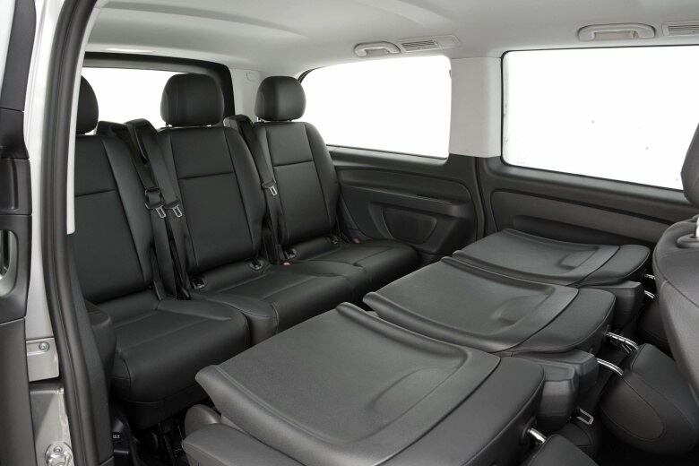 Os bancos têm sistema de ajuste bem simples e permitem várias posições, podendo também receber cargas