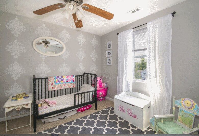 A segurança da criança é o
ponto primordial na hora de escolher os itens do quarto. Segundo as arquitetas Camila
e Tamiris, alguns detalhes devem ser analisados:

- Berços devem possuir um certificado de
segurança pelo Inmetro
- Os itens não podem ter parafusos e itens
cortantes à mostra
- Bordas e quinas devem ser, preferencialmente,
arredondadas
- A altura dos móveis deve ser compatível com a
idade da criança
- Móveis que possam ser escalados devem ser
evitados (principalmente perto das janelas)







