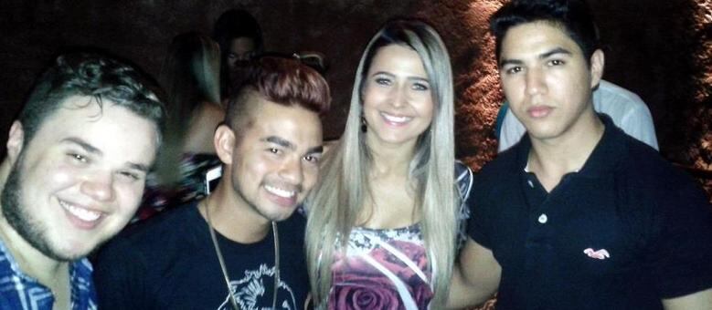 Yudi curte balada ao lado da ex-namorada, Camila Braga