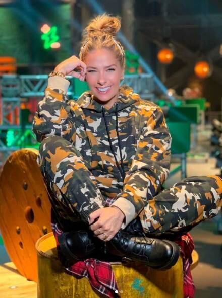 O camuflado voltou com tudo em 2021.
Galisteu não resistiu e montou seu look nesse estilo. Você também ficará ainda
mais linda com um moletom desse.