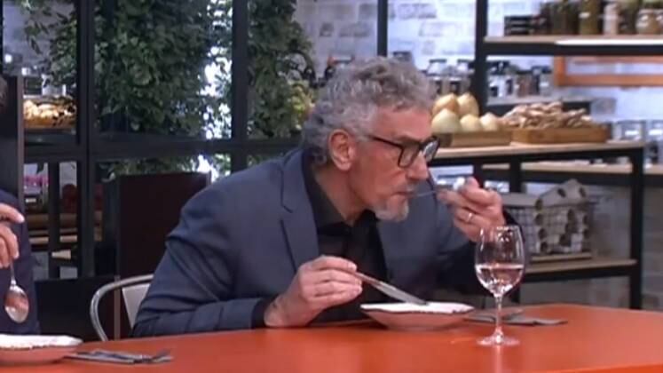 A crítica de Emmanuel para Rodrigo foi de estremecer o
coração, o participante teve problemas na hora de preparar seu prato, que acabou ficando bem diferente do que esperava. Os outros chefs gostaram, mas Emmanuel
achou o prato “infantil” e Rodrigo, claro, não gostou nada do que foi dito