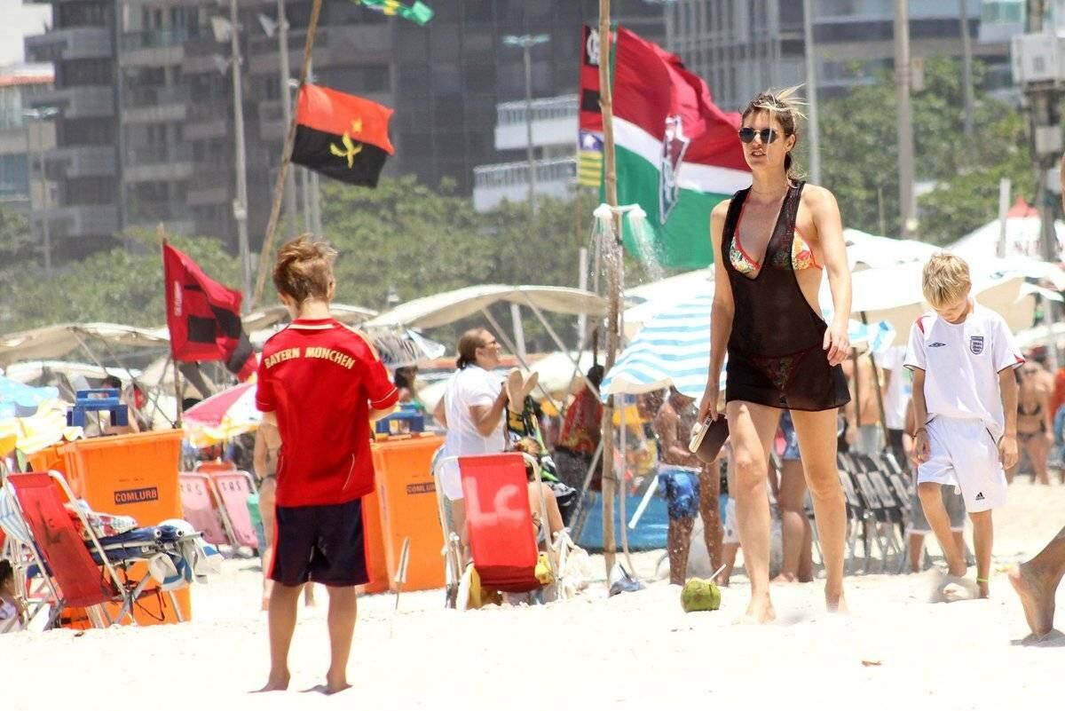 Fernanda Lima aproveitou o dia de sol deste domingo (1) para curtir um passeio em família. Ao lado dos filhos gêmeos João e Francisco, ela jogou bola na areia 

Acesse o R7 Play e assista à programação da Record quando quiser
