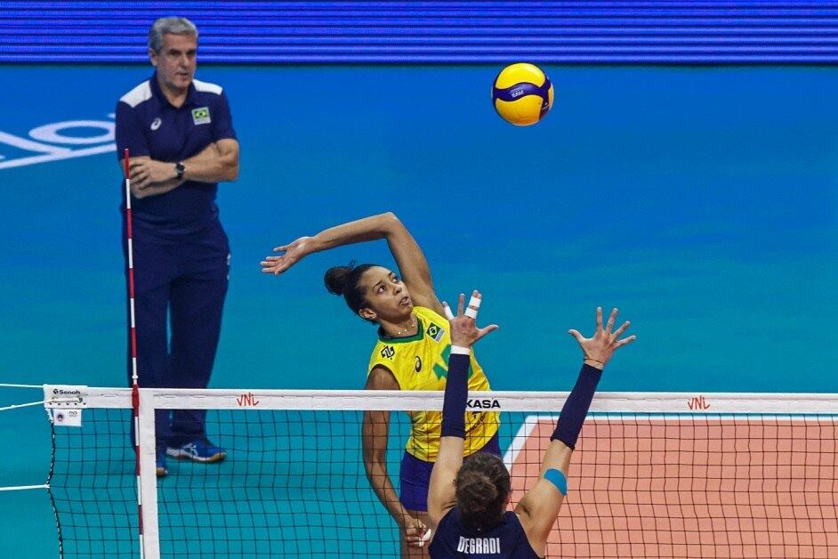 De olho em mais um ataque de suas comandadas