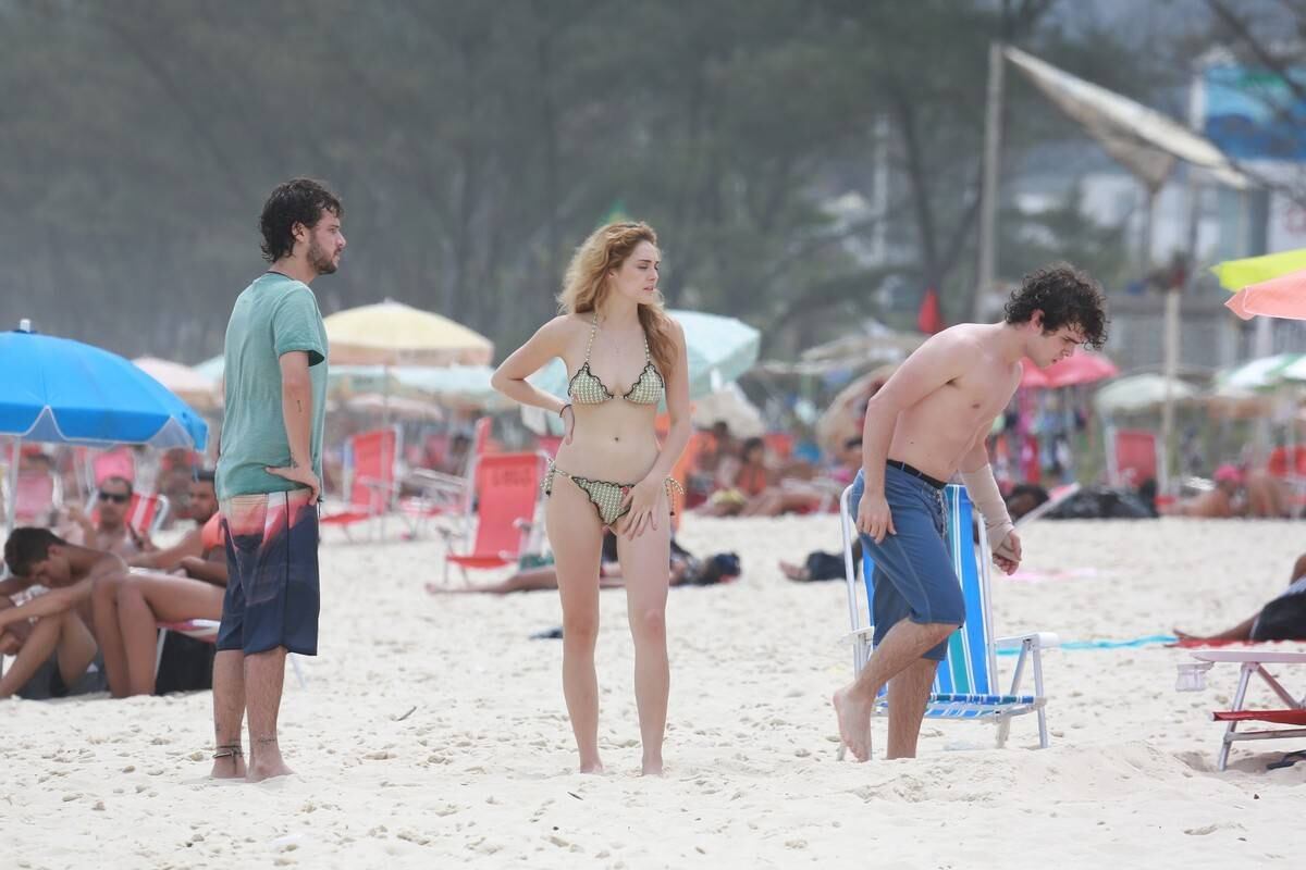 Isabelle Drummond e Jayme Matarazzo durante gravação de novela, na praia carioca do Recreio dos Bandeirantes, nesta quarta-feira (10)