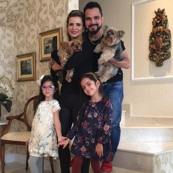 Luciano Camargo teve que passar por uma transformação para conquistar o amor da arquiteta Flávia Fonseca. Quando se conheceram, ele vivia dando presentes caros para sua mulher. Um dia, ele foi surpreendido pela sogra com a seguinte questão: "Você vive enchendo minha filha de presentes caros, por que não dá  flores à ela?". Sem pensar muito, o cantor disse que flores eram comuns, que todo mundo recebia.

— Fiquei com aquela história na cabeça o dia todo. Quando cheguei em casa, àa noite, vi na TV um documentário sobre orquídeas. O filme falava sobre o risco que os homens corriam para pegar aquelas flores no pântano e tentar fazer a reprodução delas em viveiros. Resumindo: eles tiveram que se adaptar para poder ter essa flor e eu tive que me adaptar para conquistar minha mulher 

