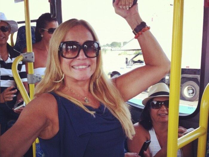 Sandro Pedroso já tirou onda de Susana Vieira dentro do ônibus no Rio de Janeiro. Ela, que estava no aeroporto, se divertiu no passeio