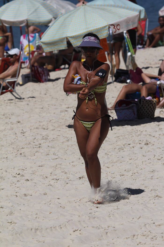 O ideal é evitar frutas cítricas no sol, já que o contato com a pele pode gerar manchas. Até bebidas como caipirinha, limonada e mate com limão são perigosas. Leia mais dicas para se proteger do sol