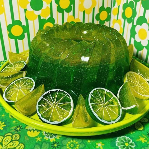 Mas calma lá - nem tudo é comida de verdade! Para produzir as peças de decoração para lá de apetitosas, Elrod mistura ingrediente reais com materiais como resina e glitter 