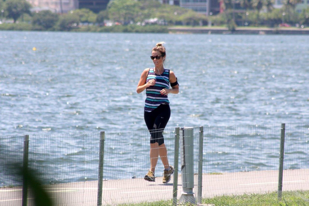 Juliana escolheu uma roupa bastante confortável para malhar