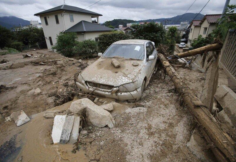 

Autoridades japonesas acreditam que o número de mortos nas
inundações e deslizamentos possa aumentar nas próximas horas. Entre as vítimas,
se encontra uma criança de dois anos que ficou soterrada em um deslizamento de
lama em uma zona rural, assim como um idoso de 77 anos que foi arrastado pela
água próximo da cidade de Hiroshima, onde o rio Nenotanigawa (afluente do Ota)
teve uma alta de seu nível de água. Um bombeiro de 53 anos que participava das
operações de resgate também morreu