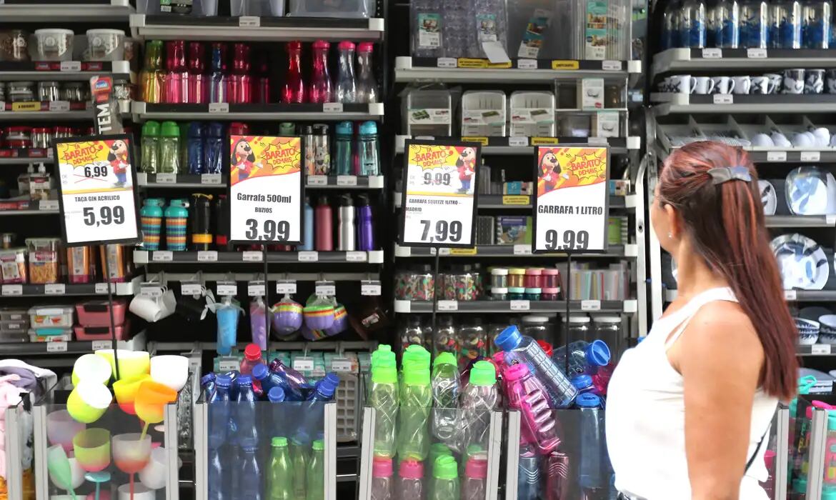 Assessor econômico da FecomercioSP diz que tarifaço atingirá comércio a médio prazo