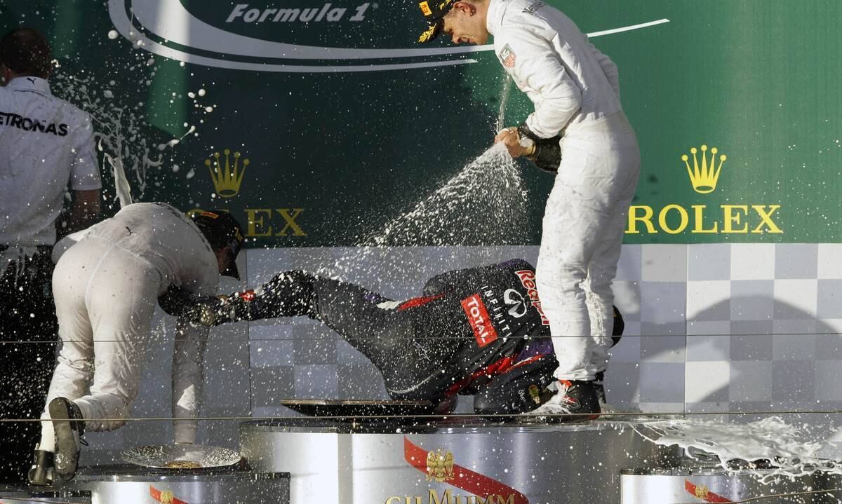 Com dois novatos presentes, o clima no pódio havia sido de informalidade. Ricciardo até escorregou após Magnussen tentar jogar champanhe nele. Mal sabia que toda essa alegria se transformaria em decepção horas depois...

Clique aqui e leia o relato completo da prova
