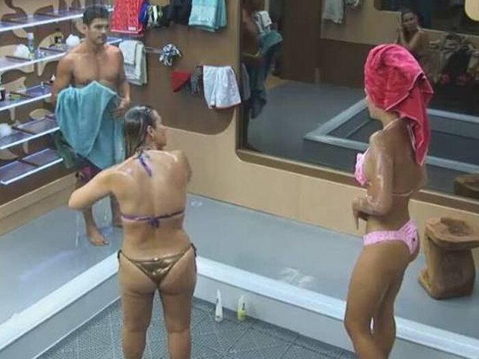 A gata esbanja sensualidade no chuveiro

+ Assista ao vídeo dos peões parabenizando Débora

