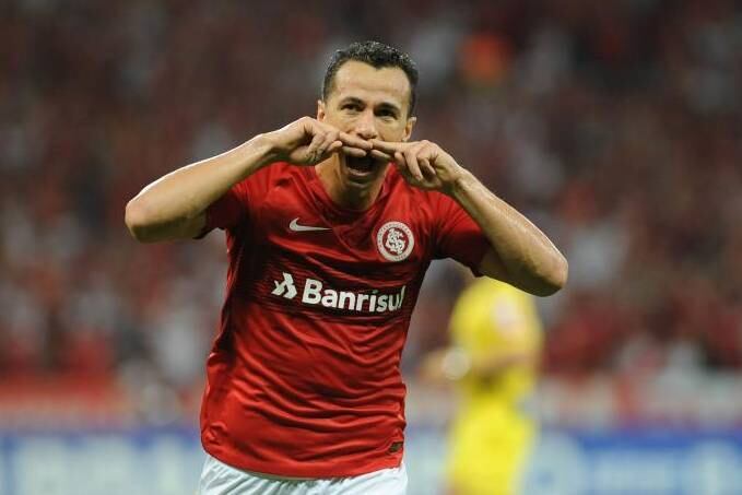 Mais um colorado na lista. Leandro Damião surgiu para o futebol no Internacional, marcando
muitos gols —
entre 2010 e 2013, se aproximou da marca de 100 gols pelo Inter — e
chegando à seleção brasileira. Se esperava que fosse o camisa
9 do Brasil em futuras Copas, o que ainda não aconteceu. Somou passagens abaixo da
expectativa por Santos, Flamengo e Cruzeiro, e hoje está de volta a
Porto Alegre. Desde que voltou ao clube gaúcho, no ano passado,
o centroavante ainda não chegou sequer a 10 gols