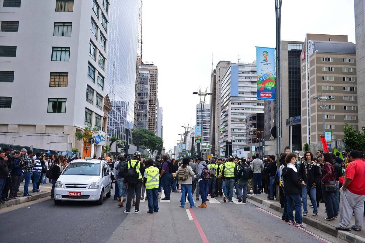 Membros da Defensoria Pública de São Paulo também estão no local entregando cartilhas aos participantes da manifestação com informações sobre os direitos
dos protestantes