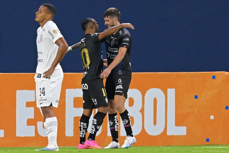 O Corinthians foi eliminado da Copa Libertadores. Em uma noite desastrosa, o time comandado por Vanderlei Luxemburgo foi presa fácil para o Independiente del Valle e perdeu por 3 a 0 no estádio Banco Guayaquil, em Quito, no Equador, pela penúltima rodada do Grupo E. Na lanterna da chave, com apenas quatro pontos, o Corinthians vai ter que se contentar em disputar os playoffs das oitavas de final da Copa Sul-Americana. Mas, para isso, precisa ganhar do Liverpool na Neo Química Arena, na última rodada. Os uruguaios estão em terceiro lugar, com cinco pontos