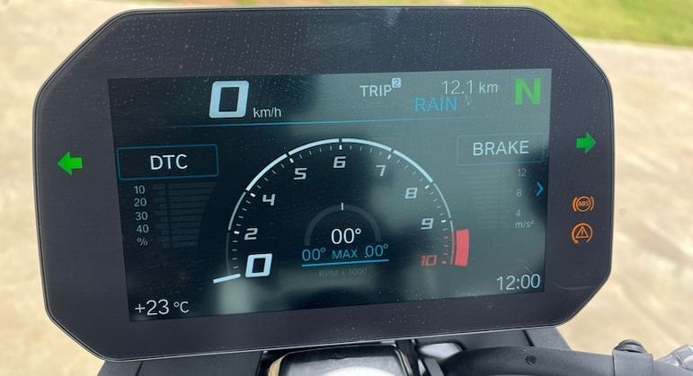 Painel em TFT é de fácil visualização e bom contaste com luzes animadas