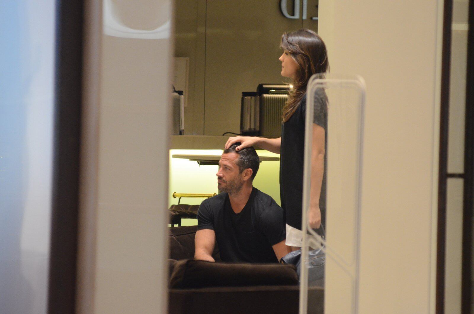 Kyra chegou a fazer um carinho na cabeça do marido 