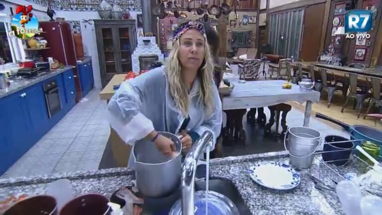 Andréia e Babi passaram um longo tempo na cozinha da sede na manhã deste sábado (22) conversando sobre Heloisa 

+ Ainda com restos de maquiagem no rosto Babi diz que está morta e DH a chama de vampira

+ Depois de festa bombada, peões sofrem no celeiro

+ É o fim da parceria? Andréia fica alterada, ataca Babi e se joga no chão chorando

+ Festa Cinema Mudo! Saiba detalhes dos bastidores
