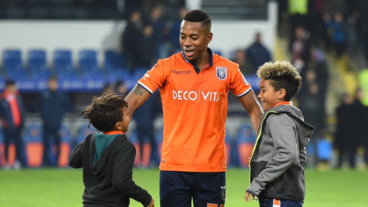 Robinho - Pauta desde antes do início da pandemia do novo coronavírus, o atacante é alvo do Santos, estendeu o seu contrato até o fim do Campeonato Turco, em julho, por conta da paralisação do futebol, mas não deve permanecer no Velho Continente. A diretoria santista conversa com a advogada do atleta, Marisa Alija, mas esbarra em dívidas antigas com o jogador e impossibilidade de registrar novas peças no elenco, por conta de uma dívida com o Hamburgo (ALE) pelo não pagamento pelo zagueiro Cléber Reis, contratado em 2017.